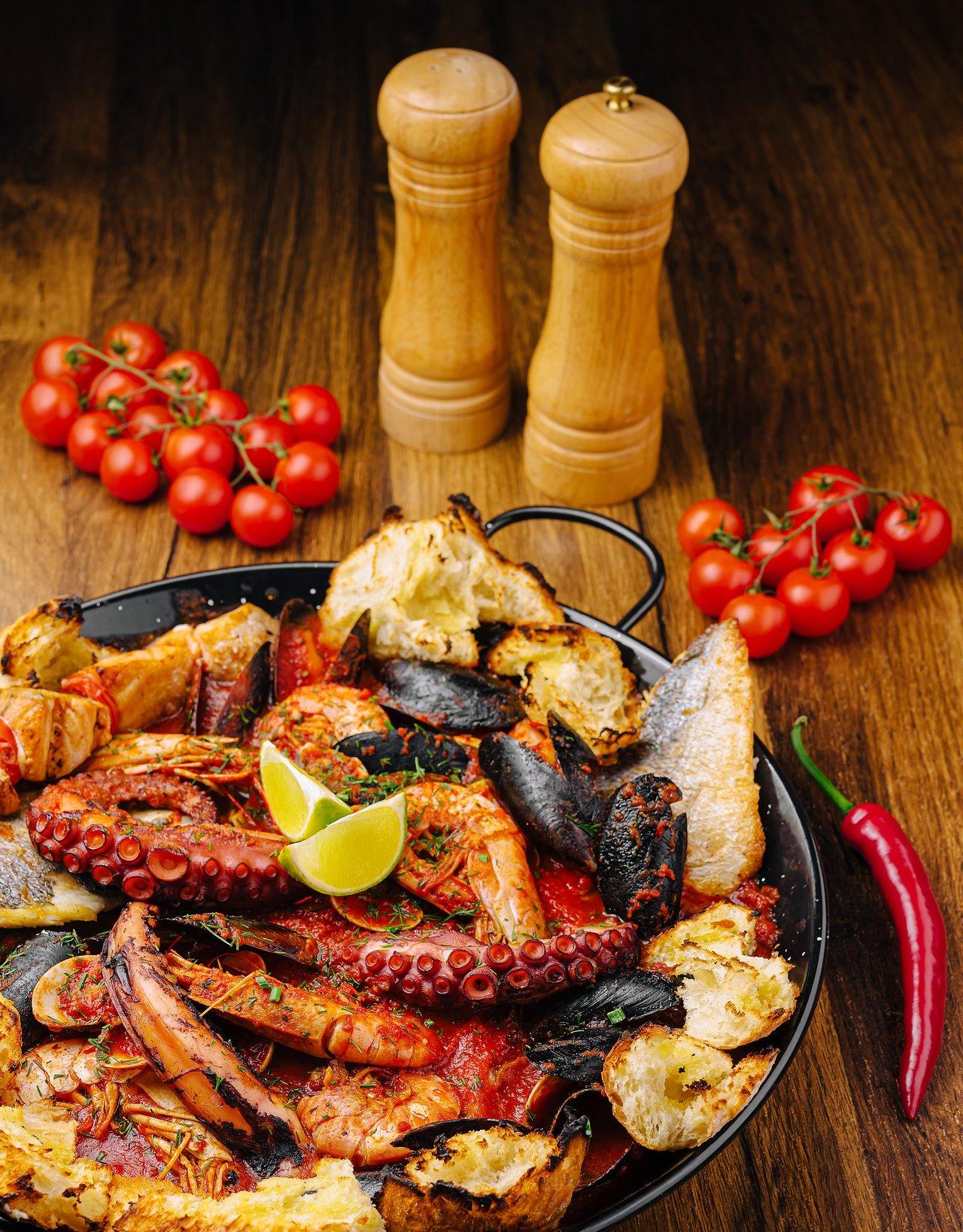 Plateau de fruits de mer breton avec langoustines, tourteau et crevettes, illustrant la richesse de la gastronomie bretonne.