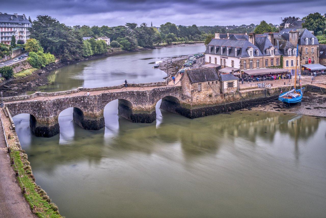Une calèche traditionnelle tirée par deux chevaux sur le canal de Bretagne offre une balade authentique en famille.
