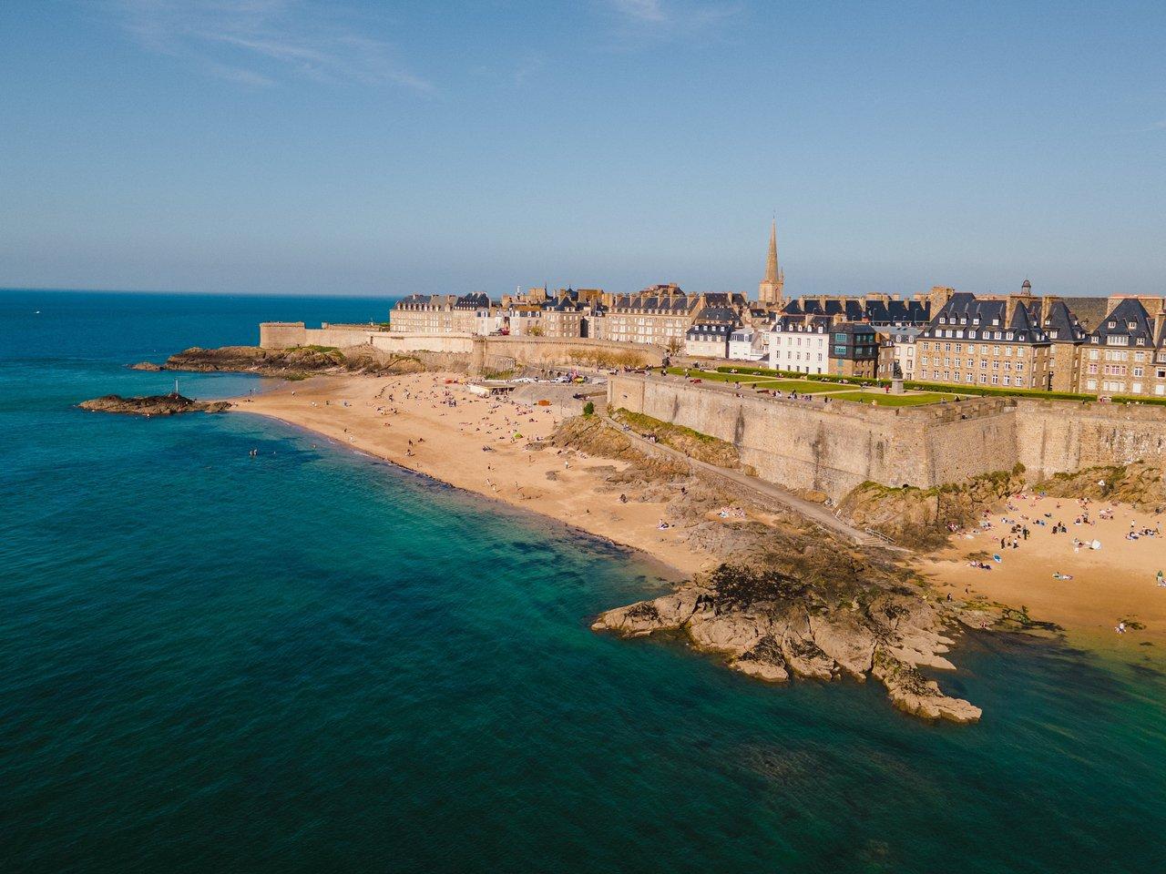 Vue imprenable sur le port de Saint-Malo, avec ses remparts historiques et la mer en arrière-plan.