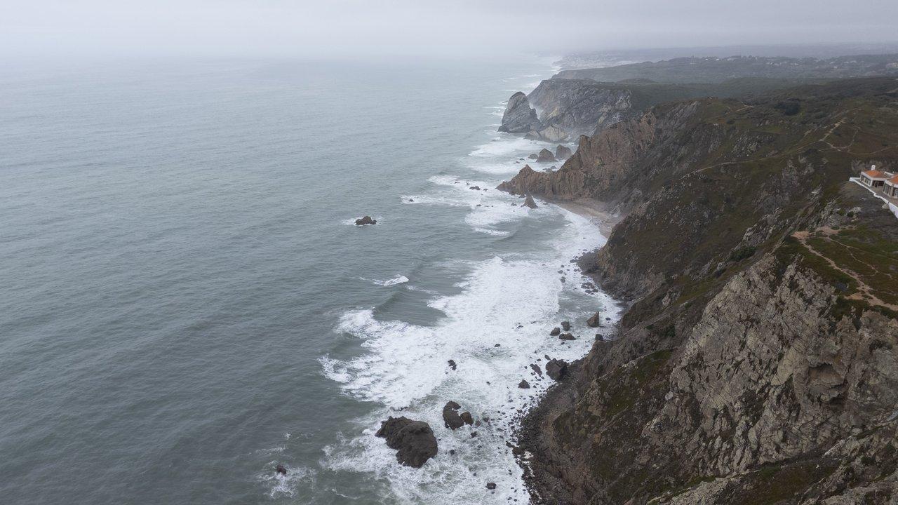 Vue panoramique sur les falaises du Cap de la Chèvre et l'océan Atlantique en arrière-plan.