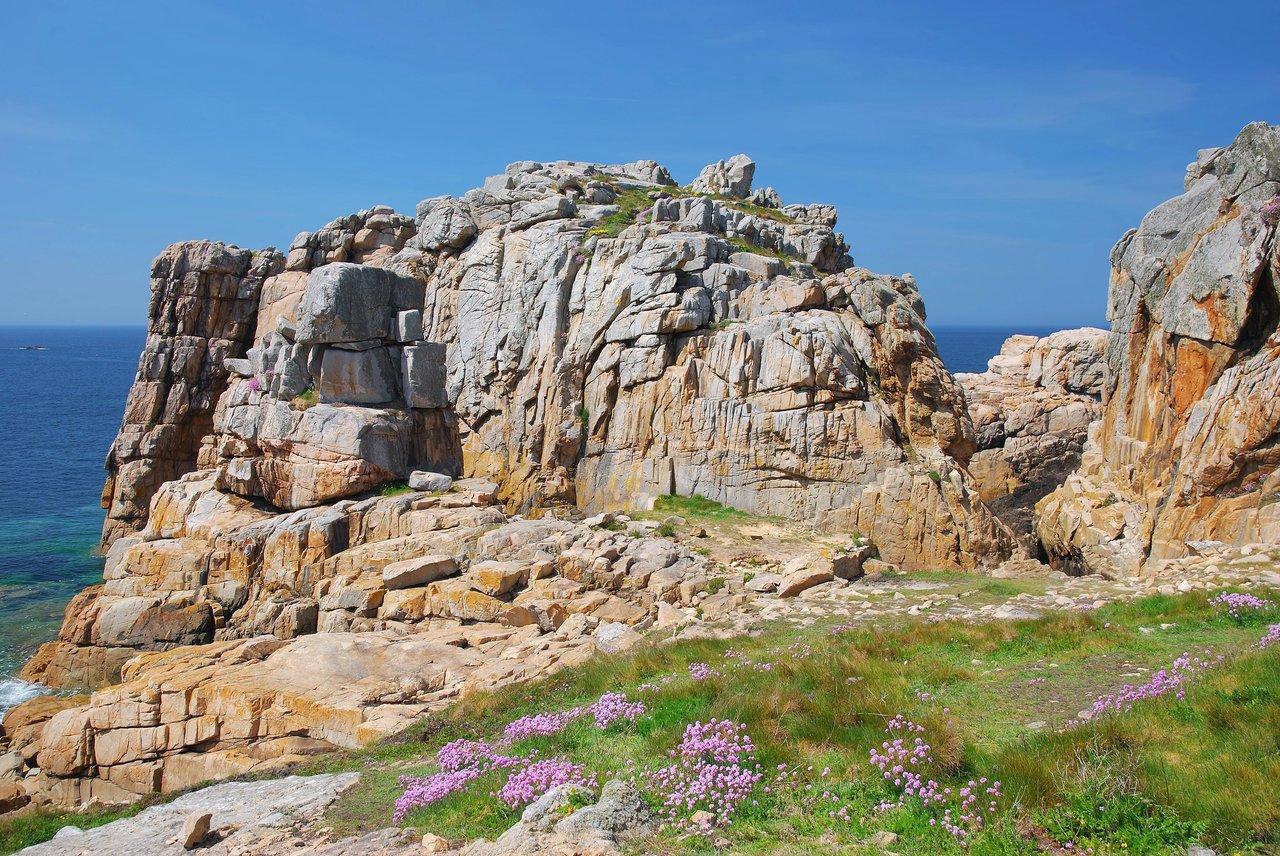 Falaises spectaculaires du pink granite coast lors du sentier des Douaniers en Bretagne, entre falaises et mer turquoise.