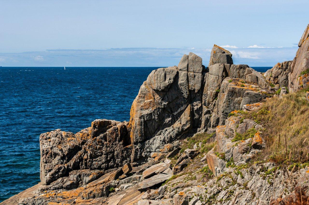 Les falaises escarpées de Pen-Hir, un site emblématique des côtes bretonnes, offrent un panorama spectaculaire hors saison touristique.