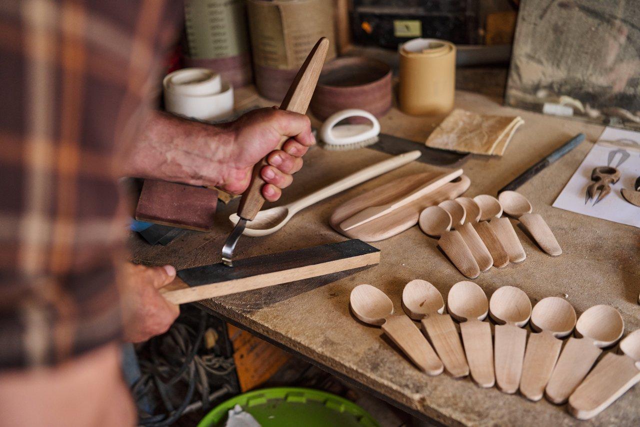 Un artisan breton travaillant le matériau composite tout en conservant ses gestes traditionnels, symbole du savoir-faire local.