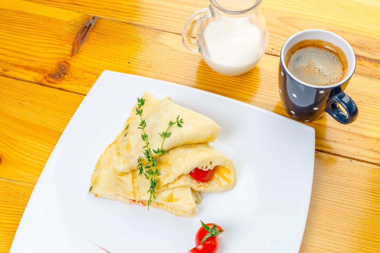 Une traditionnelle bretonne : crêperie authentique avec farine locale et ambiance rustique.