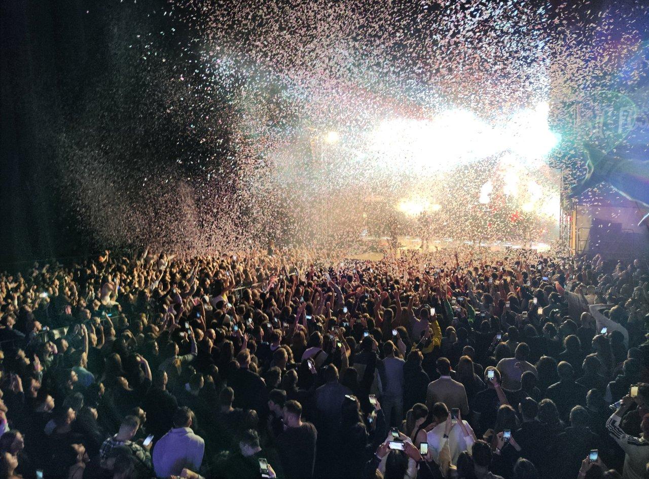 Vue panoramique du Fort de Saint-Père à Saint-Malo lors d’un concert en plein air, un moment festif à ne pas manquer.