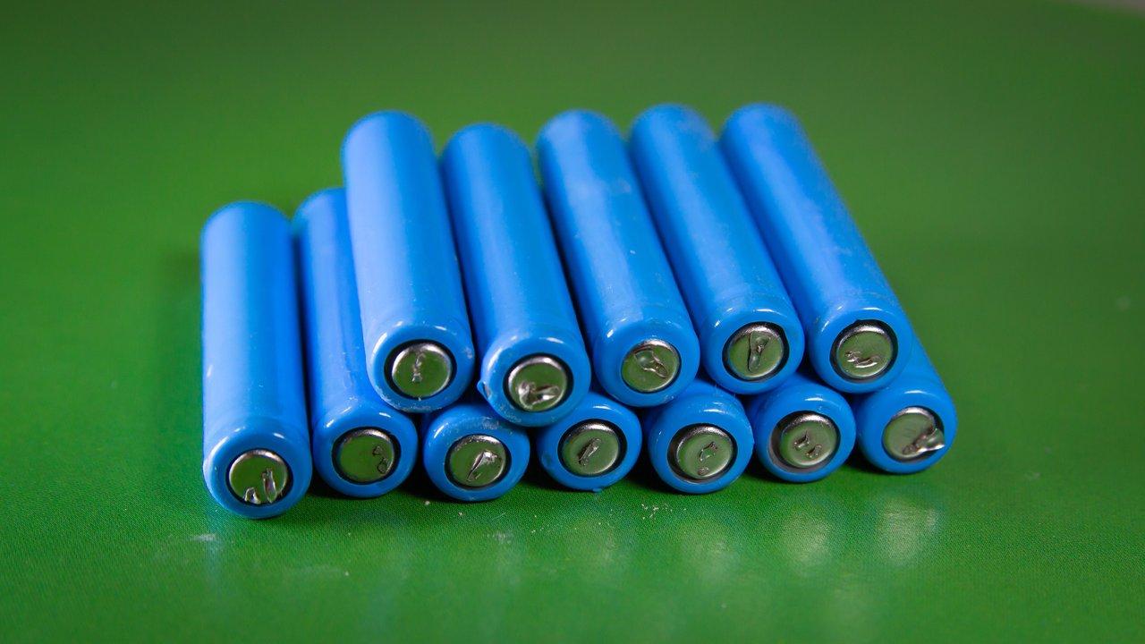 Vue rapprochée d'une usine de batteries électriques, mettant en valeur des batteries lithium-ion 18650 bleues.